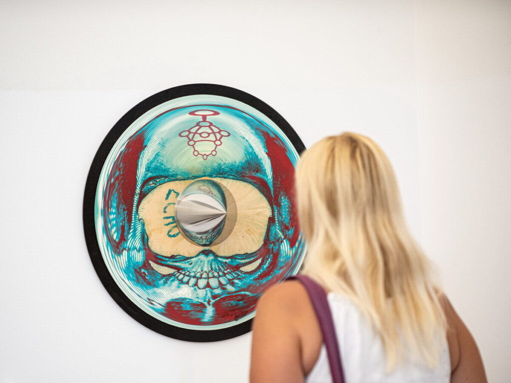A visitor looking at the mirror anamorphosis Echo by Jonty Hurwitz (Image: Nová Večerní Praha (Jonty Hurwitz, Echo))